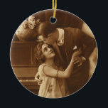 Vintage Älskare, Kärlek Romantik Romantic Music Julgransprydnad Keramik<br><div class="desc">Vintagens sepiabild med en bild av kärlek och romantik som innehåller nylweds som kramar och gungar ihop bredvid ett piano som lyssnar på musik.</div>