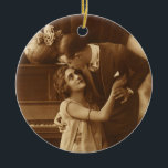 Vintage Älskare, Kärlek Romantik Romantic Music Julgransprydnad Keramik<br><div class="desc">Vintagens sepiabild med en bild av kärlek och romantik som innehåller nylweds som kramar och gungar ihop bredvid ett piano som lyssnar på musik.</div>