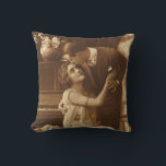 Vintage Älskare, Kärlek Romantik Romantic Music Kudde<br><div class="desc">Vintagens sepiabild med en bild av kärlek och romantik som innehåller nylweds som kramar och gungar ihop bredvid ett piano som lyssnar på musik.</div>