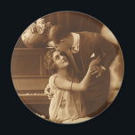Vintage Älskare, Kärlek Romantik Romantic Music Magnet<br><div class="desc">Vintagens sepiabild med en bild av kärlek och romantik som innehåller nylweds som kramar och gungar ihop bredvid ett piano som lyssnar på musik.</div>