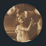 Vintage Älskare, Kärlek Romantik Romantic Music Magnet<br><div class="desc">Vintagens sepiabild med en bild av kärlek och romantik som innehåller nylweds som kramar och gungar ihop bredvid ett piano som lyssnar på musik.</div>