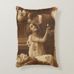 Vintage Älskare, Kärlek Romantik Romantic Music Prydnadskudde<br><div class="desc">Vintagens sepiabild med en bild av kärlek och romantik som innehåller nylweds som kramar och gungar ihop bredvid ett piano som lyssnar på musik.</div>
