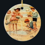 Vintage Antique Beach Boy Girl Fine Art Julgransprydnad Keramik<br><div class="desc">Vid Beach - En antika bra-konst av viktorianska strandbarn som leker i sanden. Bilder skrivs ut i en kustfärgsgrafik. Bilderna skrivs ut i bran.</div>