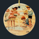 Vintage Antique Beach Boy Girl Fine Art Julgransprydnad Keramik<br><div class="desc">Vid Beach - En antika bra-konst av viktorianska strandbarn som leker i sanden. Bilder skrivs ut i en kustfärgsgrafik. Bilderna skrivs ut i bran.</div>