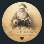 Vintage Antique Classic Tomt Anpassad jul Runt Klistermärke<br><div class="desc">Lägg till en nostalgisk beröring till firande med den här Vintagen Antique Classic Santa Customized jul Classic Round Stickers. De här klistermärkena ger en charmerande illustration av Jultomten när de läser ett bok, och ger en bild av den tidlösa julstämningen. Perfekt för att försegla helgdagskort, dekorera paket eller lägga till...</div>