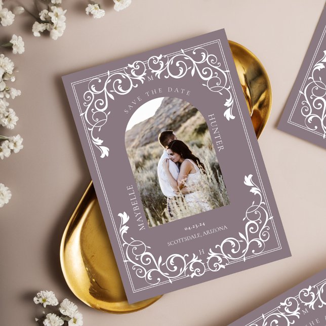 Vintage Antique Flourish Rulla Lila Photo Spara Datumet (Vintage Antique Flourish Scroll Purple Photo Save The Date)