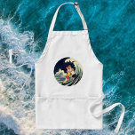 Vintage Art Deco Älskare Kiss i Vågar vid Beach Förkläde<br><div class="desc">Vintage illustrerar bilden av konsten deco kärlek och romantik med ett ungt par som kramar och kysser under surfan,  en havsvåg vid stranden. Konstnär: George Barbier,  c. 1921</div>