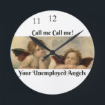 Vintage Art deco Clock med Raffaellos Änglar Rund Klocka<br><div class="desc">Änglar Guardians läktarklocka med söta Raffaellos Cherubs kan påminna barnen (och även vuxnorna) om att de skyddas och får hjälp (och att fem till tolv inte är den bästa tidpunkten för åtgärder). Klassisk målning av Raffaellos änglar kombineras med det roliga citatet "Ring mig!" från "Ditt arbetslösa Änglar". De ringer 24/7...</div>
