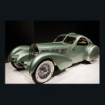 Vintage Art Deco Stil 1935 Aérolithe Concept Car Poster<br><div class="desc">1935 Aérolithe-konceptet bil designad av Jean Bugatti. I likhet med bil av typ 59 Grand Prix använde Aérolithe Elektron (en magnesiumlegering) eller Duralumin (en aluminiumlegering) för sina karosseripaneler. Därför nitades kroppspanelerna utåt,  vilket skapat den namnteckning sömmen.</div>