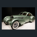 Vintage Art Deco Stil 1935 Aérolithe Concept Car Poster<br><div class="desc">1935 Aérolithe-konceptet bil designad av Jean Bugatti. I likhet med bil av typ 59 Grand Prix använde Aérolithe Elektron (en magnesiumlegering) eller Duralumin (en aluminiumlegering) för sina karosseripaneler. Därför nitades kroppspanelerna utåt,  vilket skapat den namnteckning sömmen.</div>
