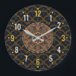 Vintage Art Deco Stil - Guld Black Geometric Stor Klocka<br><div class="desc">Vi presenterar en häpnadsväckande Vintage Art Deco Stil-väggklocka med en slående Guld Black Geometric-design med tydliga siffror och händer. Perfekt för alla vardagsrum,  köksrum,  sovrum eller kontor,  den här klockan är ett tidlöst tillägg till alla utrymmen. Dess elegant och sofistikerade utseende kommer säkert att imponera.</div>