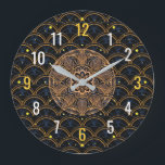 Vintage Art Deco-stil - Guld Svart Geometrisk Stor Klocka<br><div class="desc">Vi presenterar en fantastisk Vintage Art Deco-stil väggklocka med en slående Guld Svart Geometrisk design med tydliga siffror och visare. Perfekt för alla vardagsrum,  kök,  sovrum eller kontor,  är denna klocka ett tidlöst tillskott till alla utrymmen. Dess eleganta och sofistikerade utseende är säkert att imponera.</div>