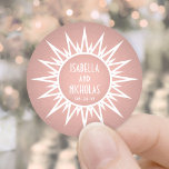 Vintage Art Deco Sunburst Rosa ros Guld Bröllop Runt Klistermärke<br><div class="desc">Lägg till en chic avslutande beröring i kuvert och party favors med de här guld-faux-folieklistermärkena i rosa ros. Utformningen har vintage 1920-talet/1930:s typografi namn i mitten av en elegant art deco geometric sunburst. Text är enkel att anpassa. Dessa eleganter gör en snyggt modern till er speciella dag firande. Perfekt till...</div>