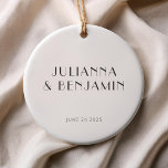 Vintage Art Deco White Simple Personligt bröllp Julgransprydnad Keramik<br><div class="desc">Vintage Art Deco Simple Personligt bröllp Ceramic Ornament med Black Text på en vit bakgrund</div>