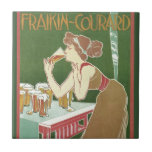 Vintage Art nouveau Brasserie Fraikin-Courard Beer Kakelplatta<br><div class="desc">Vintage illustration Art nouveau-reklamen poster design med Brasserie Fraikin-Courard av Maxime Fraikin,  1900. Den här drycken och dryckesreklamen har en Victorian dam som dricker en dryck från ett pint glas bakom en gardin. Ett fransk bryggeri och ett bord med överväldigande tryck.</div>
