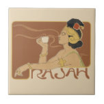 Vintage Art nouveau Cafe Rajah, Dam med kaffe Kakelplatta<br><div class="desc">Vintagen illustrerar att Art nouveau:s annonsering poster att Henri Meunier utformar Cafe Rajah. En annons för drycker och drycker som innehåller en exotisk kvinna som dricker en hett kopp av te eller kaffe med ånga som snurrar runt. Det ingick i Les Maitres de l'Affiche (Poster befälhavare)-serien på 256 färg litografiskt...</div>