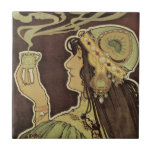 Vintage Art nouveau Cafe Rajah, Woman med kaffe Kakelplatta<br><div class="desc">Vintage illustration av Art nouveau-reklamen poster design för Cafe Rajah av Henri Privat Livemont,  1899. En annons för drycker och drycker i hett som innehåller en exotisk,  bohemisk kvinna som dricker en hett kopp av te eller kaffe. Swirling stigning från hennes mugg.</div>