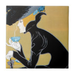 Vintage Art nouveau, Dam Drinking Marco Polo Tea Kakelplatta<br><div class="desc">Vintagen illustrerar att art nouveau-reklamen poster för Marco Polo Tea från 1905. Denna antika dryckes- och dryckesannons har en elegant kvinna i en lång svart klänning och finare luddig hatt som dricker en kopp av hett eftermiddagte.</div>