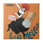 Vintage Art nouveau, italienska Kvinnor Mode Kakelplatta<br><div class="desc">Vintage illustration Art nouveau-reklam poster Magazzini Italiani, Napoli, Novita per Signora, E. & A. Mele & Ci. av Leonetto Capiello, 1904. Den här reklamdesignen har en dam i en svart klänning och en röd hatt som dansar med kläder, häckboxar och paket. Novita per Signora översätter till "new mode for women"...</div>
