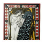 Vintage Art nouveau, kissarna av William Bradley Kakelplatta<br><div class="desc">Vintage illustration av Art nouveau-reklamen poster av The Kiss, Bradley his Bok, 1896 av William Bradley. Kyssan är en kärlek och romantik-annons med en vacker grekisk dam som är klädd i en lång flytande toga som kysser en påk. Blad, växter och blommor finns i bakgrunden. Peacocks finns ofta i grekiska...</div>