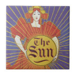Vintage Art nouveau, tidningen New York Sol Kakelplatta<br><div class="desc">Vintage illustration art nouveau-reklamen poster design, The New York Sol av Louis John Rhead, 1895. Sol var en New York-tidning som publicerades den 3 september 1833, som en morgontidning och som redigerades av Benjamin Day med sloganen "IT Shines for All" fram till 1950. Den här reklampublikationen innehåller en bohemisk tittar...</div>