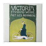 Vintage Art nouveau, Victoria Fahrrad Werke, Rehm Kakelplatta<br><div class="desc">Vintage illustration Art nouveau-reklam poster design med Victoria Fahrrad Werke av Fritz Rehm,  c. 1910 Victoria Fahrrad Werke har en viktoriansk kvinna som bär en lång klänning och cyklar med sin vita afghanska hound pet-hund bredvid henne.</div>