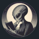 Vintage av Alien Woman Reading Bok Runt Klistermärke<br><div class="desc">Stickers visar vintage stil bilder av en kvinnlig främmande grått-art som är uppräknad när man läser bok med måne och himmel bakom henne. Den här teckningen är till för bok älskare och de som uppskattar sci-fi - särskilt grått-utomjordingar! Ett exempel på detta är science fiction för biblier som kärlek är...</div>
