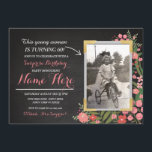 Vintage av foto Blommigt Inbjudan vid födelsedag K<br><div class="desc">Lägg till ditt foto i vintagen stil krita inbjudan. Lägg till vilken ålder som helst. Bakåtskriften ingår.</div>