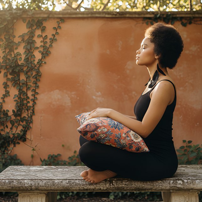 Vintage Barkcloth-design med röd bakgrund Prydnadskudde (Skapare uppladdad)