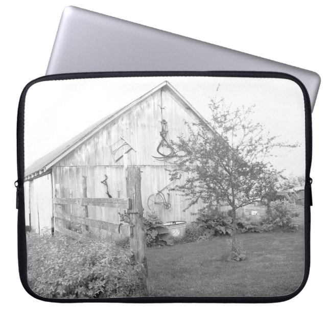 Vintage Barn Laptop Sleeve (Framsidan)