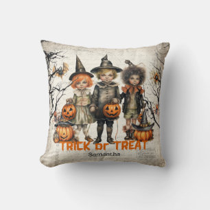 Vintage barn med traditionella Halloween-kostymer Kudde