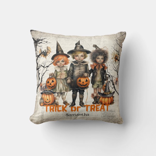 Vintage barn med traditionella Halloween-kostymer Kudde (Framsida)