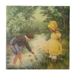 Vintage Barn, pojke och flicka som spelar av Bäck Kakelplatta<br><div class="desc">Vintage illustrerar barnbild med två barn som spelar vid bäck. Pojken är i vatten och flickan tittar från stranden. Hon har en söt gult sommarklänning med passande bonnet. Var går båtarna av den amerikanske åskådaren Clara M. Burd från A Child's Garden of Verses av Robert Louis Stevenson.</div>