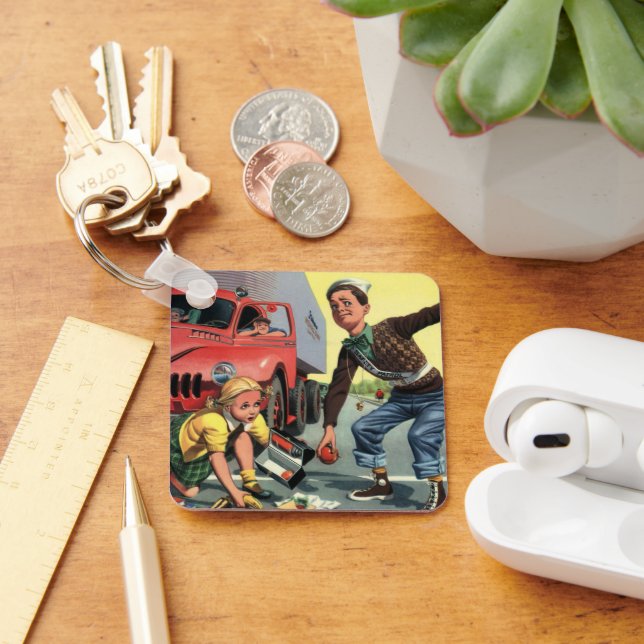 Vintage Barn, Pojke Säkerhetspatrull Hjälper Flick Nyckelring (Skrivbord)