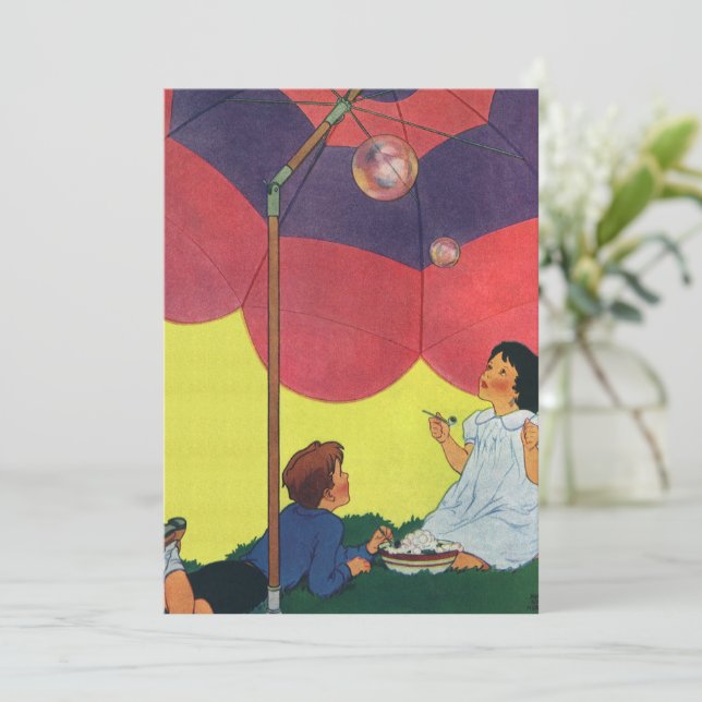 Vintage Barn som blåser bubblor under paraplyer (Stående Fram)