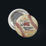 Vintage Baseball Boys 1:a födelsedag Knapp<br><div class="desc">Fira i stil med den här roligten och mycket trendig,  första födelsedagsknappen. Utformningen är enkel att anpassa med din speciella händelsetext och dina gäster blir glada när de ser dessa fantastiska knappar. Matchande objekt finns i samlingen.</div>