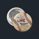Vintage Baseball Boys 1:a födelsedag Knapp<br><div class="desc">Fira i stil med den här roligten och mycket trendig,  första födelsedagsknappen. Utformningen är enkel att anpassa med din speciella händelsetext och dina gäster blir glada när de ser dessa fantastiska knappar. Matchande objekt finns i samlingen.</div>