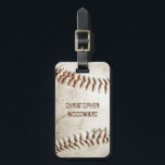 Vintage Baseball Personlig Bagagebricka<br><div class="desc">Ett foto av en begagnad vintage baseboll ger bakgrunden till personligens bagagetapp. Lägg till ditt namn i ett dåligt grunge sans serif-teckensnitt i en skugga av rödbrun som matchar sömnen. Anpassa den omvända sidan med ditt namn och kontaktinformation i vitt på en motsvarande rödbrun bakgrund. Perfekt för baseboll eller sportfantast...</div>