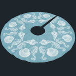 Vintage Beach Cottage Seashells White Blue Julgransmatta Borstad Polyester<br><div class="desc">Fyll i helgdag på stranden eller havet med din egen anpassningsbar-kjol på träd.  Havets temadesign har havshästar och snäckor i ett attraktivt mönster. Ljusblå halvtonsbakgrund med vit vintage snäcka och sjöhäst mönster.</div>
