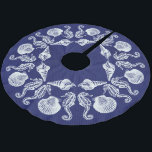 Vintage Beach Cottage Seashells White Blue Julgransmatta Borstad Polyester<br><div class="desc">Fyll i helgdag vid kusten med din egen anpassningsbar träd-kjol. Havets tema är utformat på ett attraktivt sätt för havshästar och snäckor i ett attraktivt mönster. Mörk blått halvtonsbakgrund med vintage vit snäcka och sjöhäst mönster.</div>