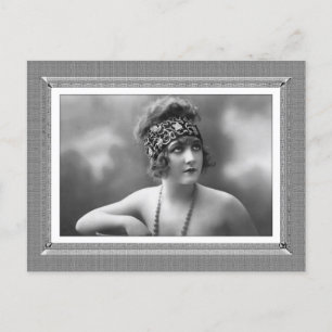 Vintage Beauty - Anticipation - in black & white Vykort
