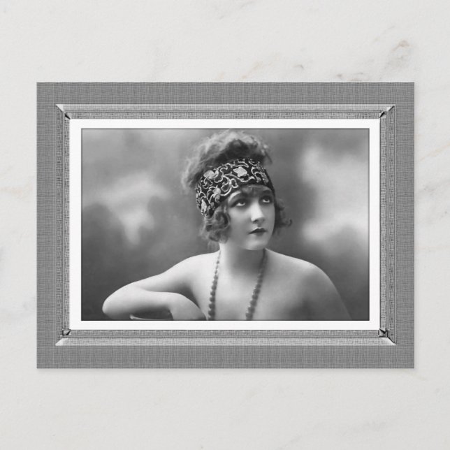 Vintage Beauty - Anticipation - in black & white Vykort (Framsida)