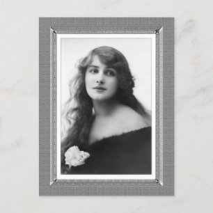 Vintage Beauty - Confidence - in black & white Vykort