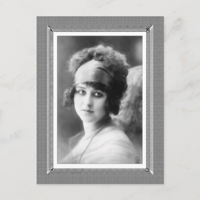 Vintage Beauty - Väntar - i svartvitt Vykort (Framsida)