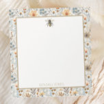 Vintage Bee Blue Wildblomma Anpassningsbar Anteckningsblock<br><div class="desc">Med ett vackert vintage,  ett färgat bigrafik och en buskblomma mönster,  så gör anteckningsblocken i anpassningsbarna söta gåvor åt henne! Lägg till ett namn med hjälp av anpassningsfunktionen.</div>