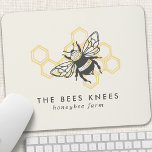 Vintage Bee Logotyp Rustic Honeybee Musmatta<br><div class="desc">Vintage Bee Logotyp Rustic Honeybee Mouse Pad. Det här trendiget har en svart honungsbin mot en gult honeykomb-bakgrund. Perfektens bidesign för biodlingsföretag.</div>
