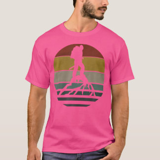 Vintage bergsberg som klättrar upp t shirt