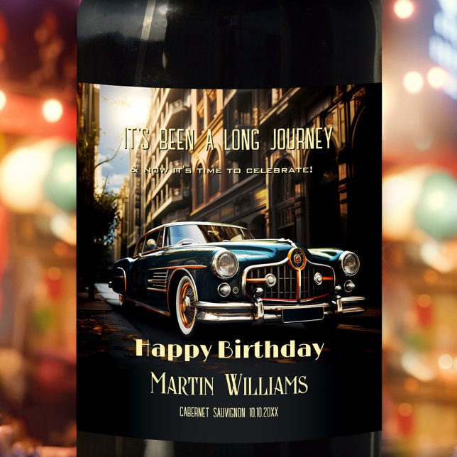 Vintage bil födelsedag vinflaska etikett (A vintage men's birthday wine label featuring a fantasy classic car in a city in times long gone)