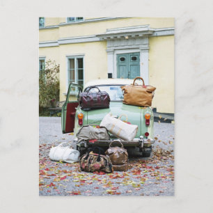 Vintage bil med mycket bagage vykort