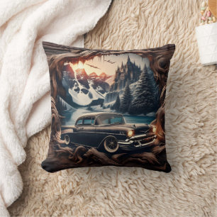 Vintage bil nära bergsCastle vid Sunset Kudde